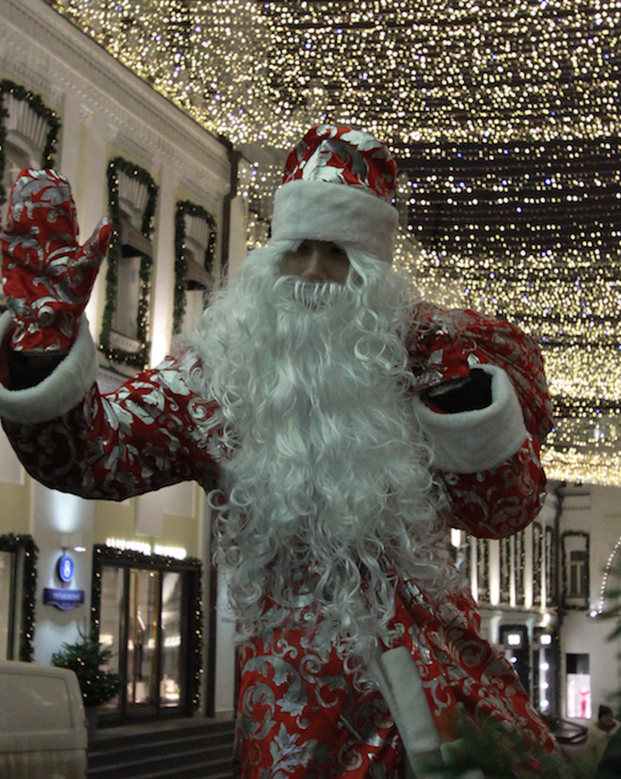 Деды Морозы и Снегурочки отправляются в отпуск. Узнали, чем они в нём занимаются