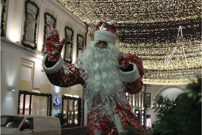 Деды Морозы и Снегурочки отправляются в отпуск. Узнали, чем они в нём занимаются