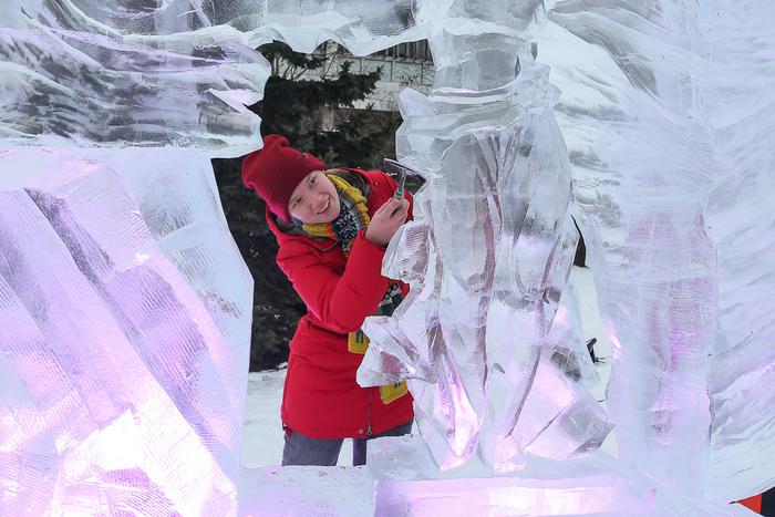 Глаза не боятся, а руки – мёрзнут. Репортёр Metro помог мастерам спасти исчезающую ледяную красоту