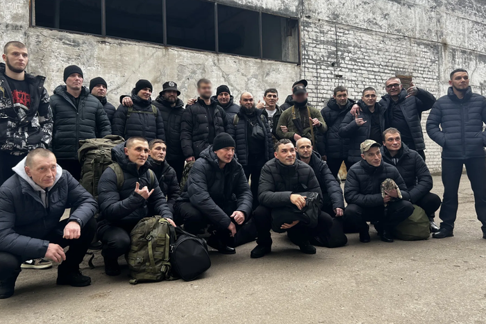 Первая группа бывших заключённых, принимавших участие в СВО, получила помилование. Но сможет ли общество принять их?