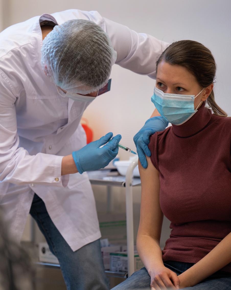 В РФ обнаружен новый вариант омикрон-штамма коронавируса "кракен". Насколько он опасен и когда ожидать массовых случаев заражения