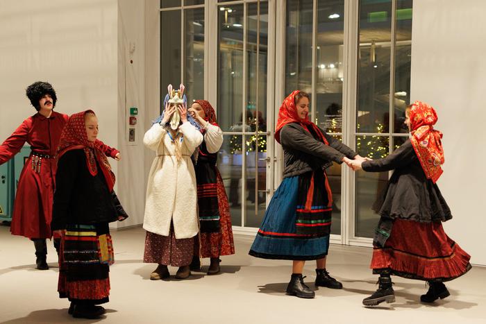 Хоровод, танцы с незнакомцами и частушки для гармониста. Metro побывало на "Святочной вечеринке"
