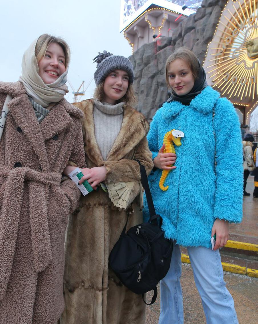 В очереди в зоопарк можно встретить модников и любителей добрых дел. А в фаворитах у девочек теперь не лошадки, а моржи и бегемоты