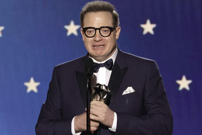 Звезда фильма "Мумия" Брендан Фрейзер получил награду и заставил всех плакать своей речью про лишний вес