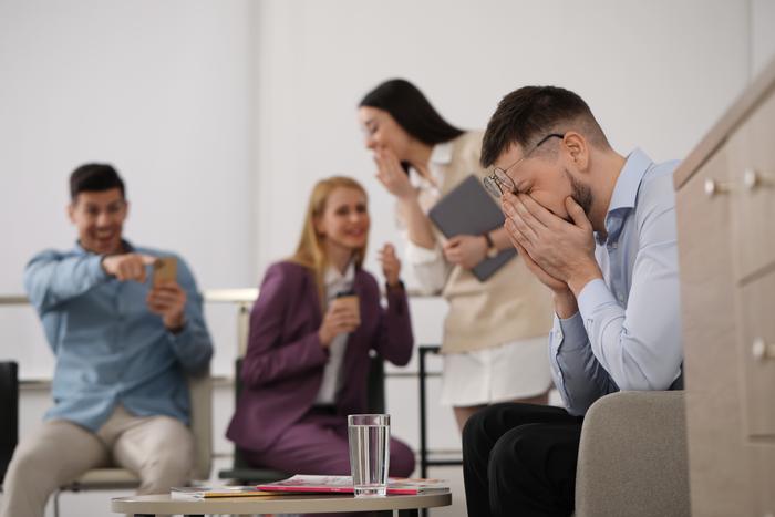 Я верю: как травля на работе заставляет поверить в мировые заговоры