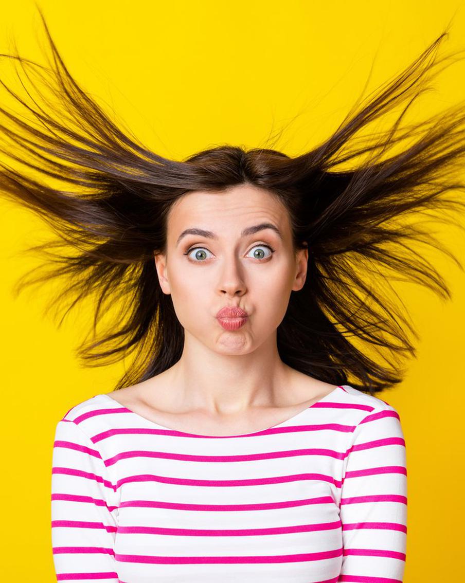 Трихолог рассказала, чем опасна электризация волос и как с ней лучше всего бороться