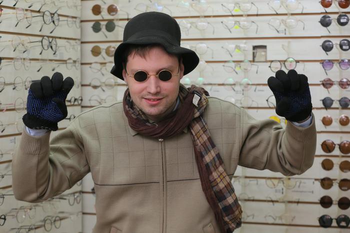 Круглые очки любого сделают умником или звездой. Любого, но только не корреспондента Metro