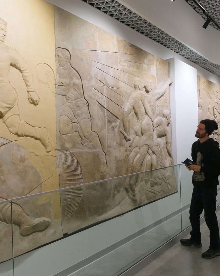 Знаменитые барельефы на стадионе "Динамо" наконец-то обрели новый дом. Теперь шедевры Сергея Меркурова можно увидеть в новом арт-пространстве