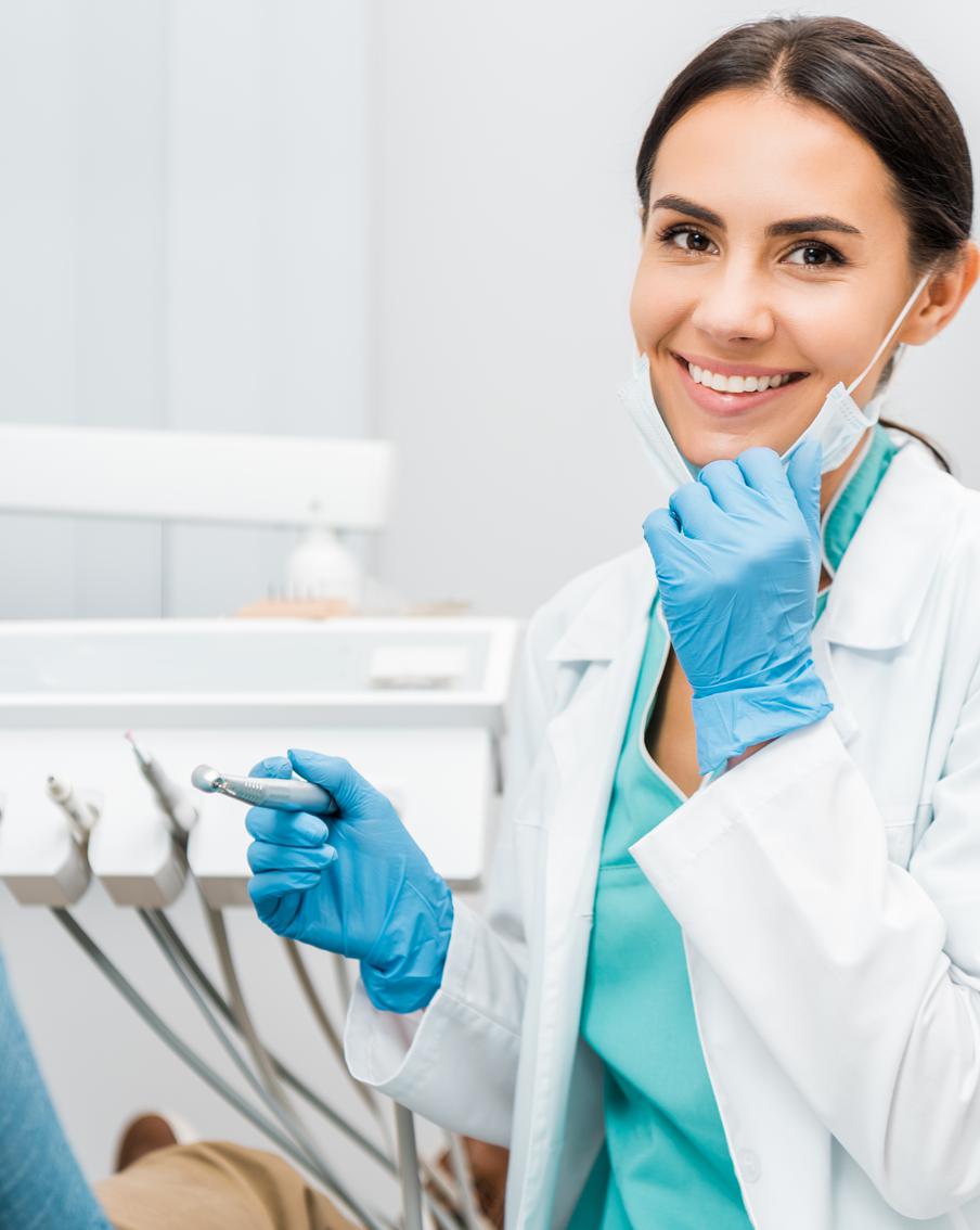 Часто визит к стоматологу мы воспринимаем как пытку. На самом же деле бояться не стоит, важно лишь верно подготовиться