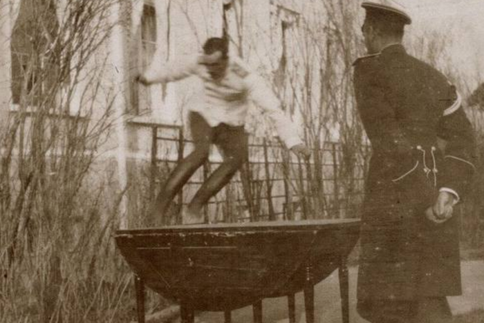 Дочь Николая II показывала язык, а брат прыгал через стулья: задорные селфи и фото династии Романовых