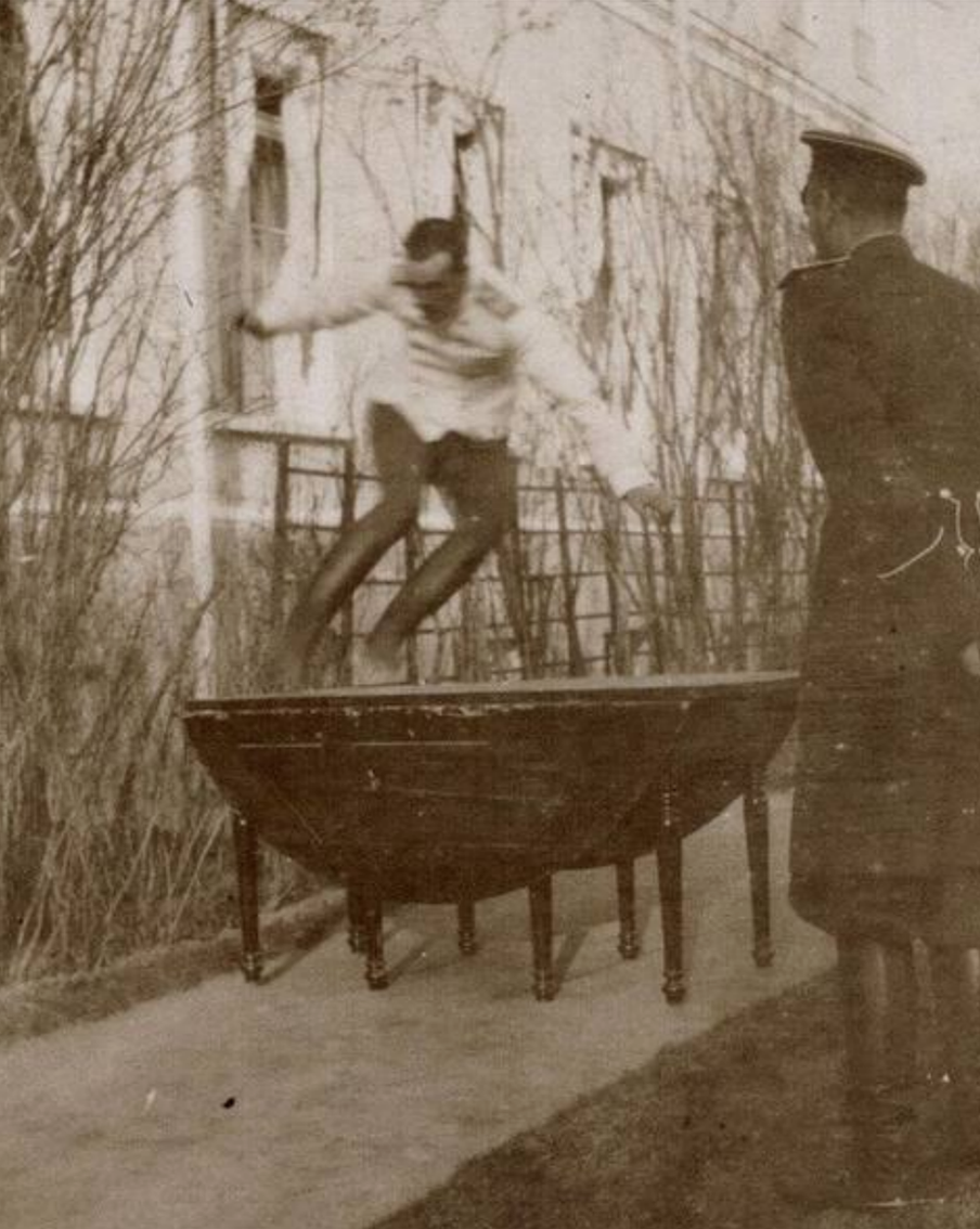 Дочь Николая II показывала язык, а брат прыгал через стулья: задорные селфи и фото династии Романовых