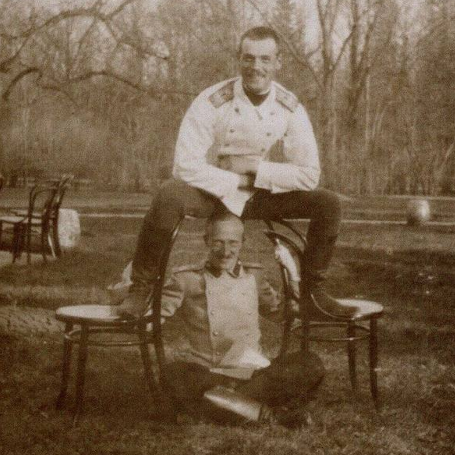 Великий князь Михаил Александрович пытается усидеть на двух стульях. 