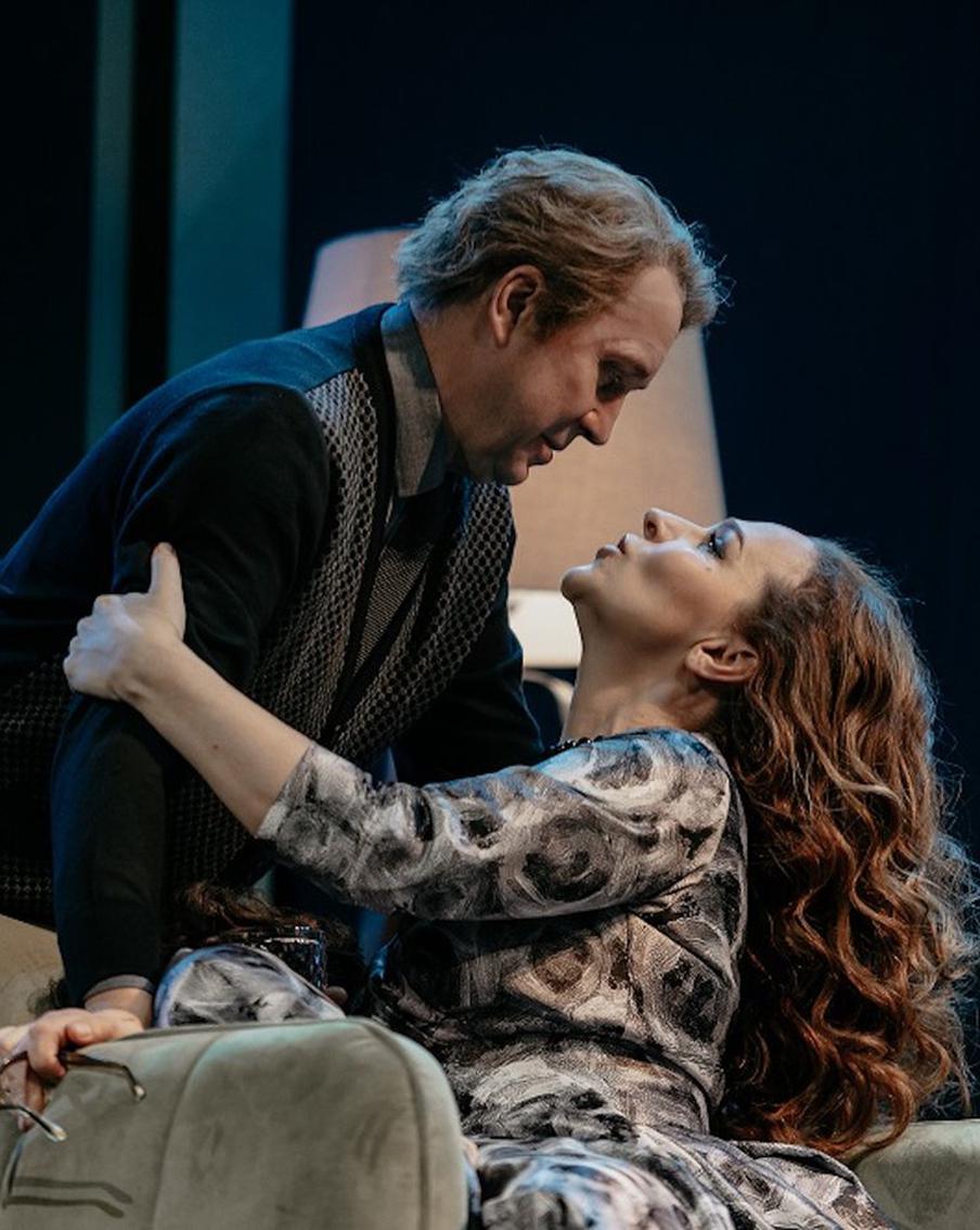 Евгений Миронов устроил семейный дебош. В Театре Наций поставили спектакль по пьесе "Кто боится Вирджинии Вулф?"