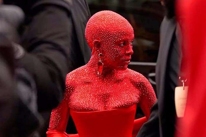 Певица Doja Cat "сверкнула" на Неделе моды десятками тысяч кристаллов на теле