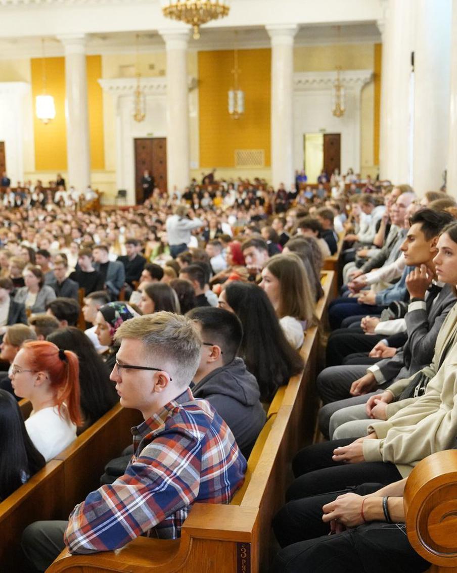 Студенты отмечают "День российского студенчества". С этим праздником ребят поздравил Сергей Собянин