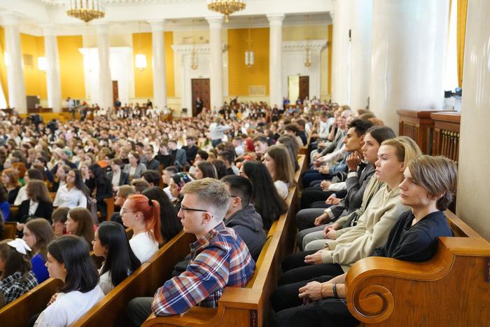 Студенты отмечают "День российского студенчества". С этим праздником ребят поздравил Сергей Собянин