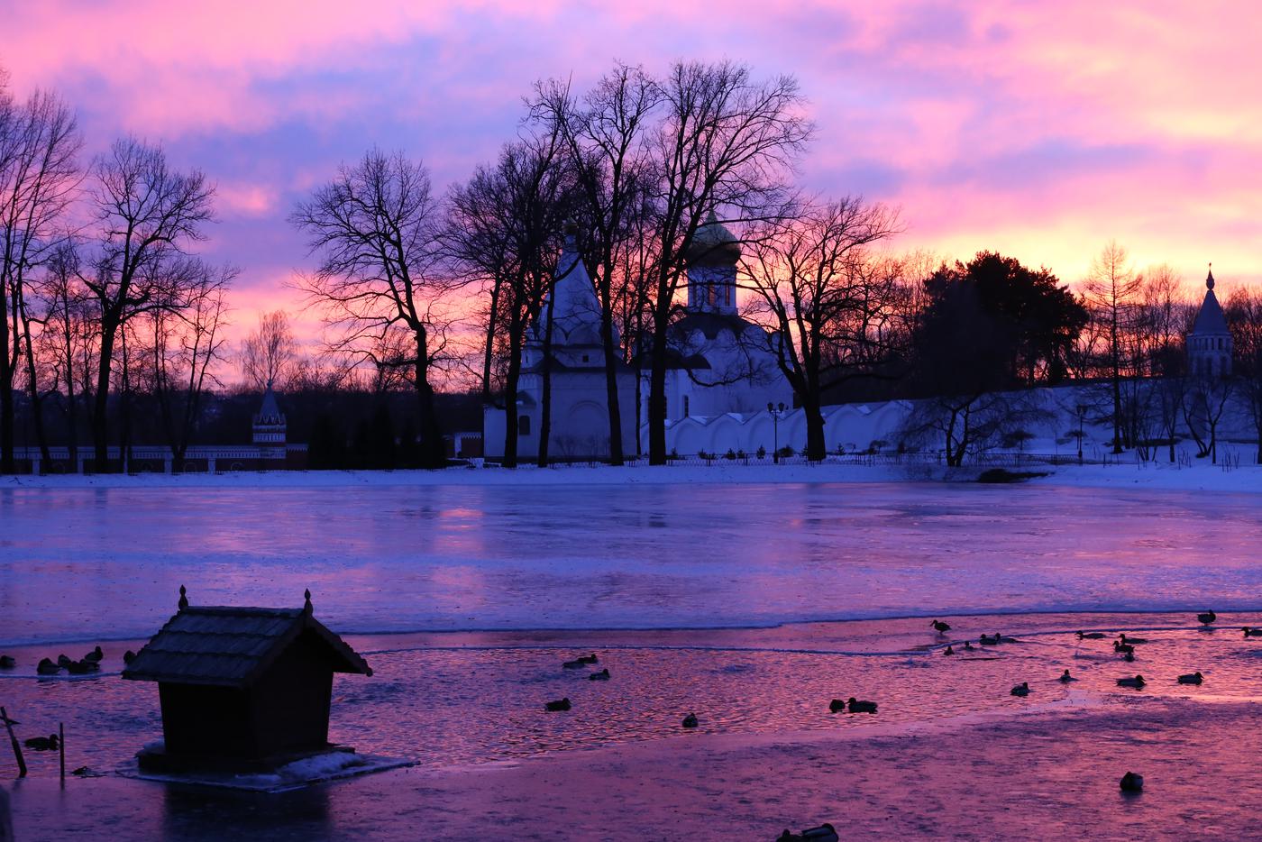 Алый закат играет красками на хмуром небе