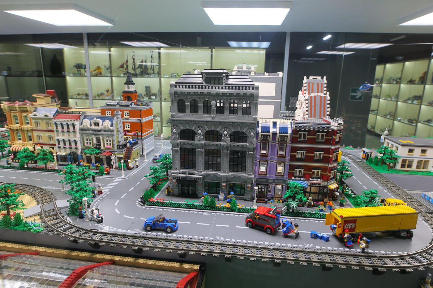  Так выглядело бы московское здание аптеки Феррейна на Никольской улице, 19–21, в мире лего