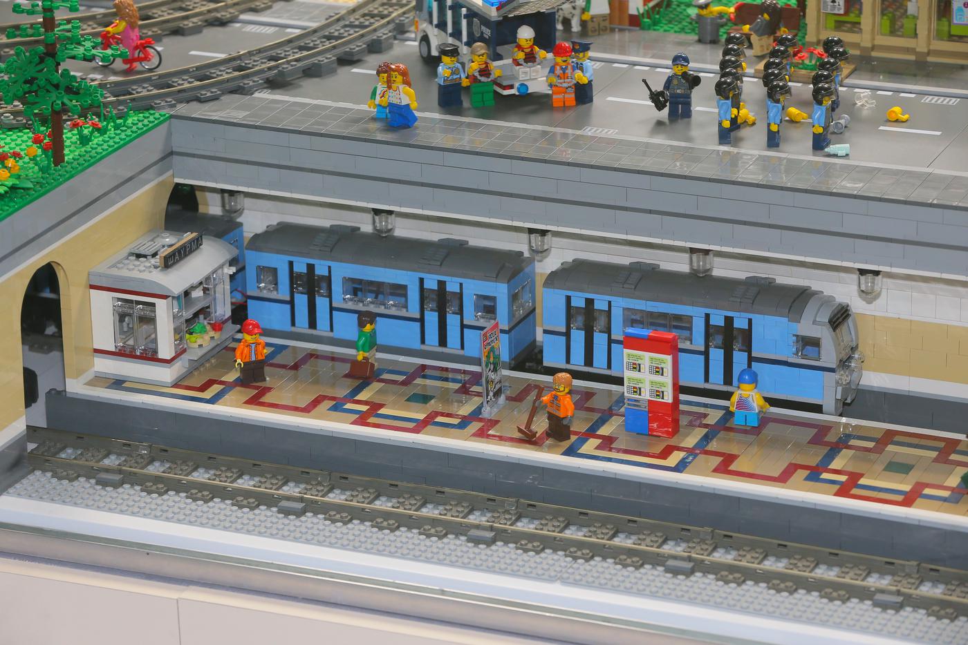 В городе есть и метро, конечно, под землёй. Знакомые синие вагоны коллекционер собрал сам – в продаже таких не найти