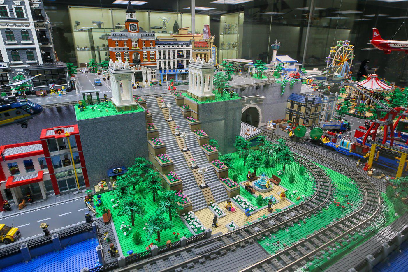 Гости, которые приезжают в музей с родины этой лестницы – из Волгограда, легко её узнают