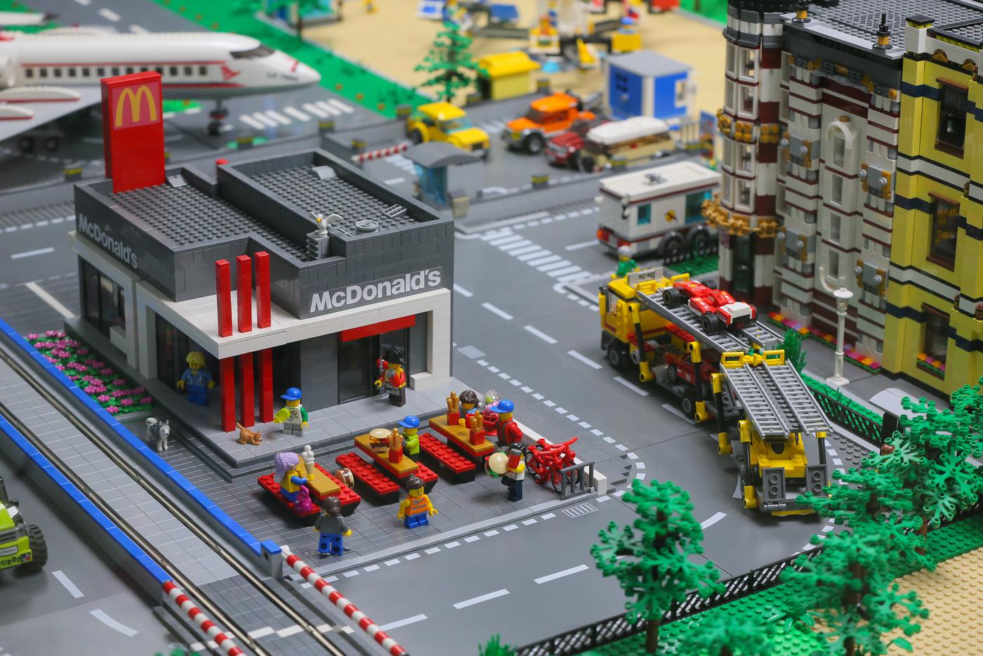 Культовый McDonald’s тоже здесь, правда, скоро рядом появятся рабочие с новой вывеской «Вкусно – и точка»