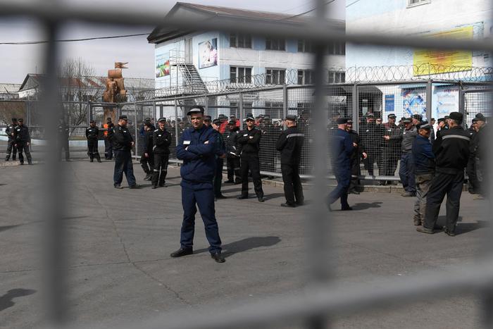 Вышедших из тюрьмы будут социализировать. Им помогут с поиском работы, жилья и получением образования