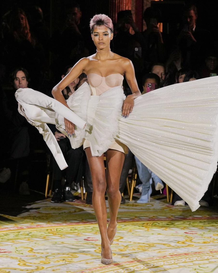 Невероятные метаморфозы и падение на подиуме. 7 самых ярких показов с Недели высокой моды