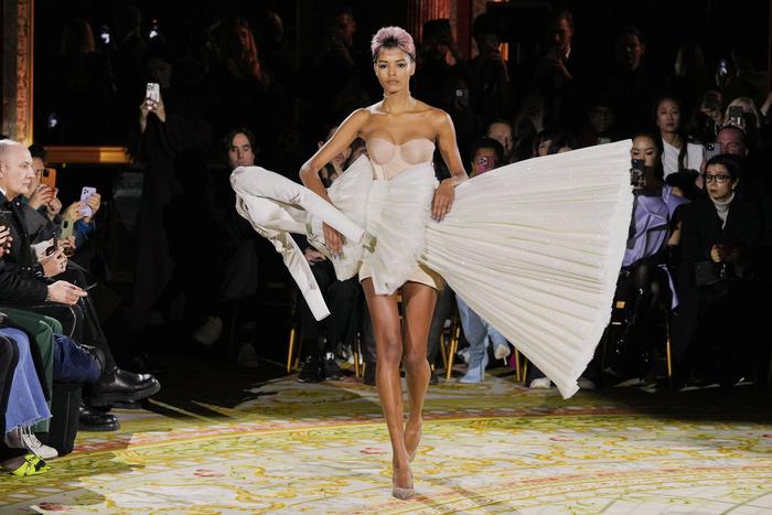 Невероятные метаморфозы и падение на подиуме. 7 самых ярких показов с Недели высокой моды