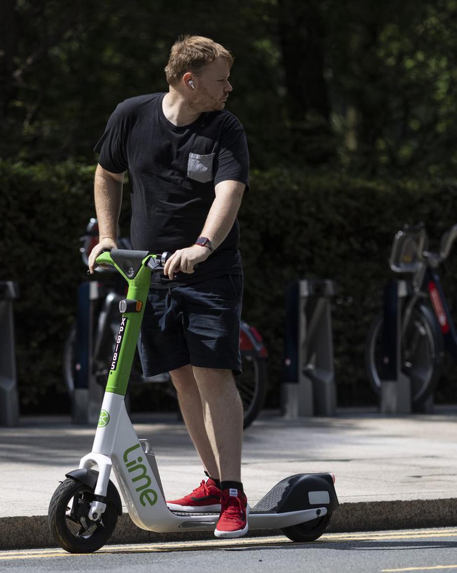 Без ветерка: в России ограничили скорость движения на самокатах