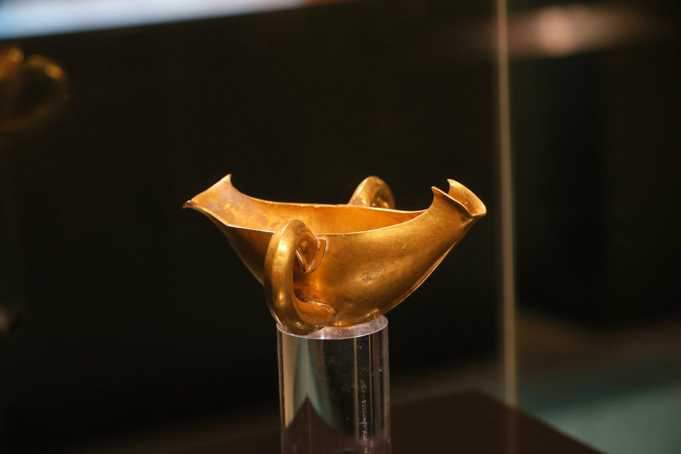 Соусник ладьевидный. Золотой кубок с ручками, или соусник, не имеет аналогов среди металлических сосудов эпохи бронзы Эгейского бассейна. Вероятно, использовался в ритуальных церемониях.