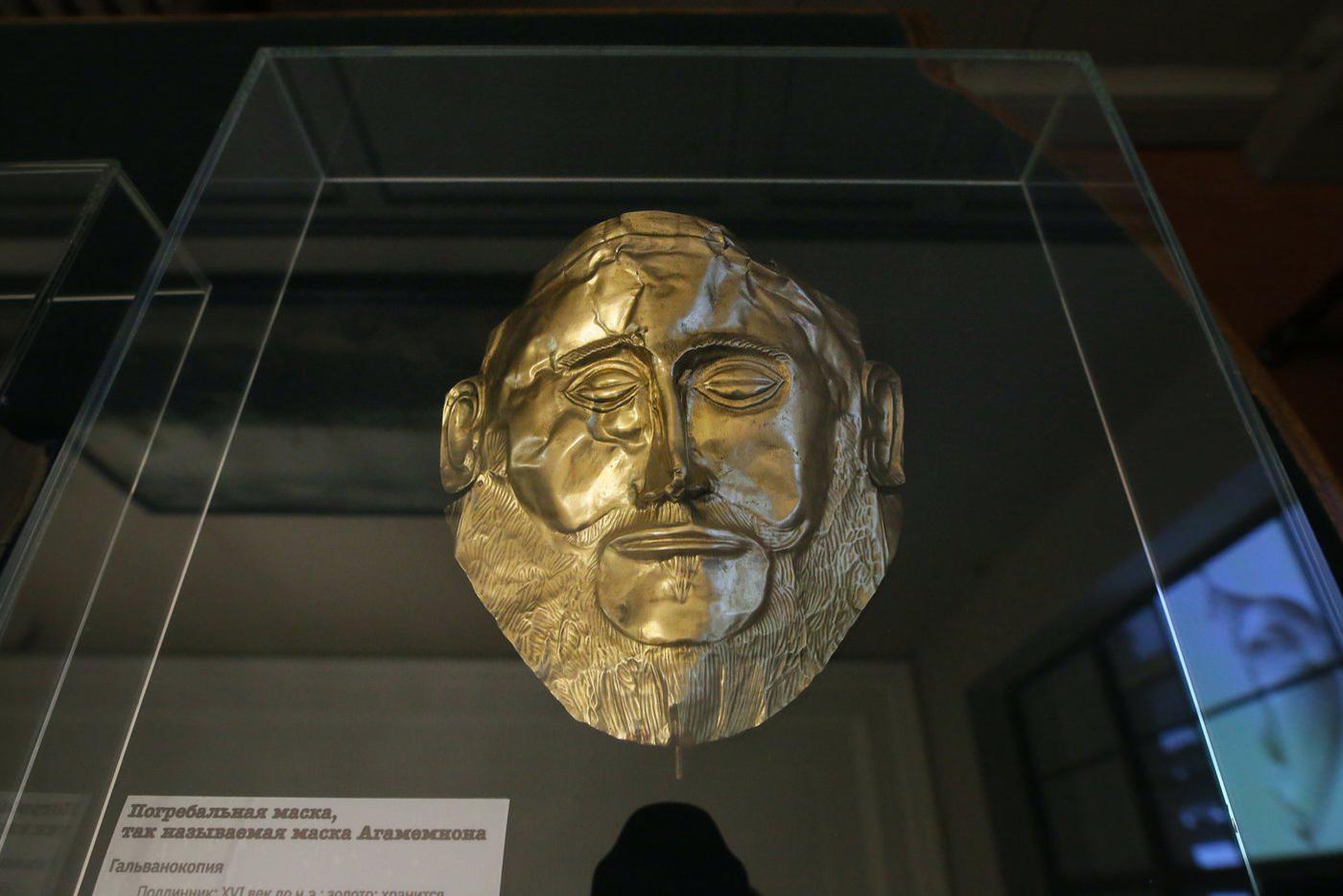 Погребальная маска. Шлиман был уверен, что при раскопках в Микенах нашёл погребальную маску царя Агамемнона. Оригинал маски хранится в Национальном археологическом музее в Афинах.