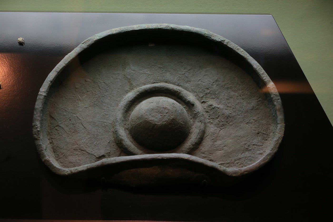 "Сковорода". Немецкий исследователь Биттель предположил, что фиала с омфалом, вначале определённая Генрихом Шлиманом как щит, на самом деле является частью сковороды.