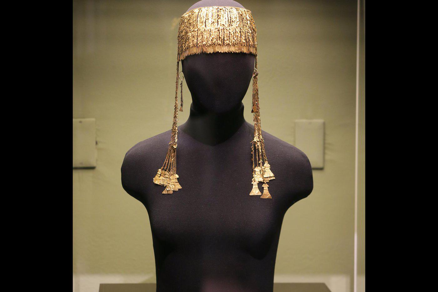 Диадема с подвесками. Есть гипотеза, что диадемы могли служить для украшения культовых фигур, однако высота центральной части предполагает, что они могли монтироваться на головной убор.