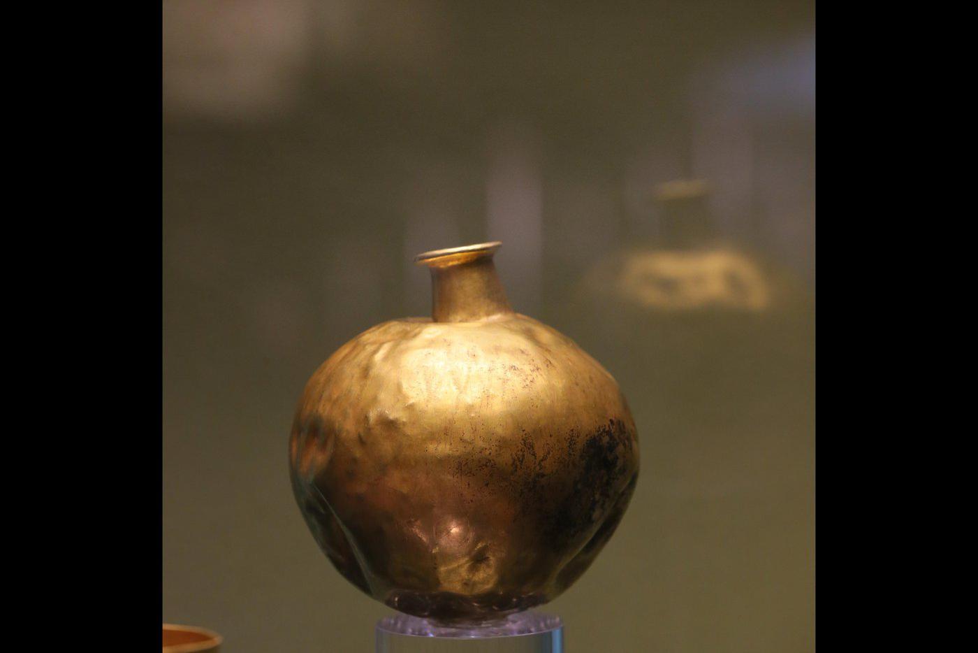 Фляга с шаровидным туловом. Есть похожие сосуды в троянской керамике. Скорее всего, могла использоваться для хранения духов или драгоценных эссенций.