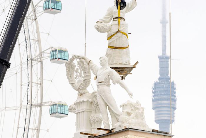 Утраченные скульптуры вернулись на ВДНХ: фигуры колхозника и колхозницы установили на крыше павильона "Химия"