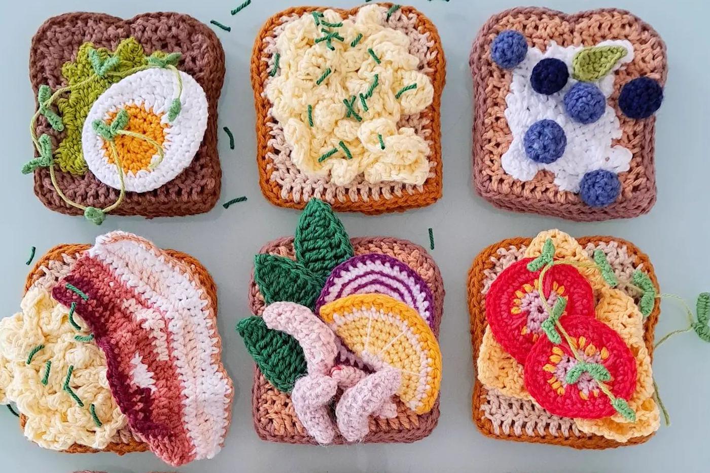 Эту еду нельзя съесть, ведь она выполнена из ниток. Но её всё равно так и хочется проглотить