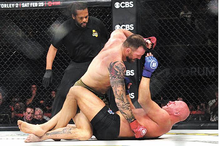 Емельяненко уходит побеждённым: Фёдор без шансов проиграл Райану Бейдеру