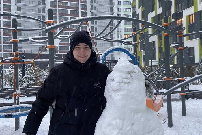 Пока школьник тушил пожар, прохожие снимали его на телефоны