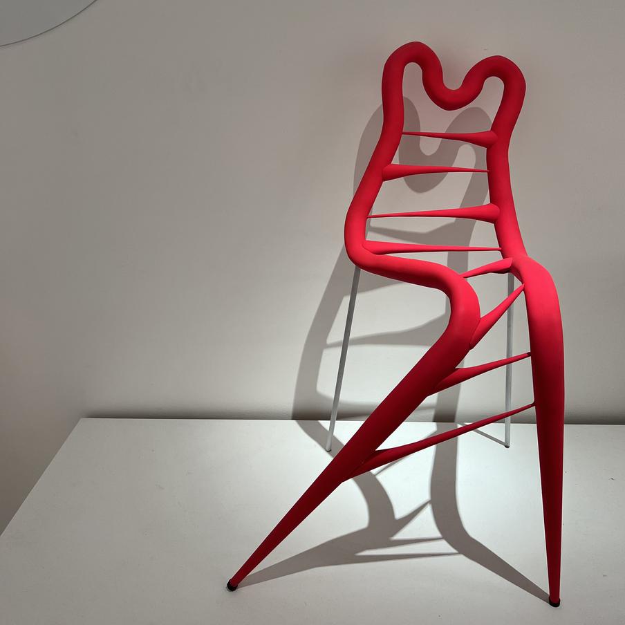 Полубарный стул "Серпантин" авторства Александра Швеца.