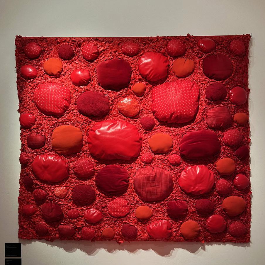 Панно "Красные пузыри" авторства Юлии Третьяковой.