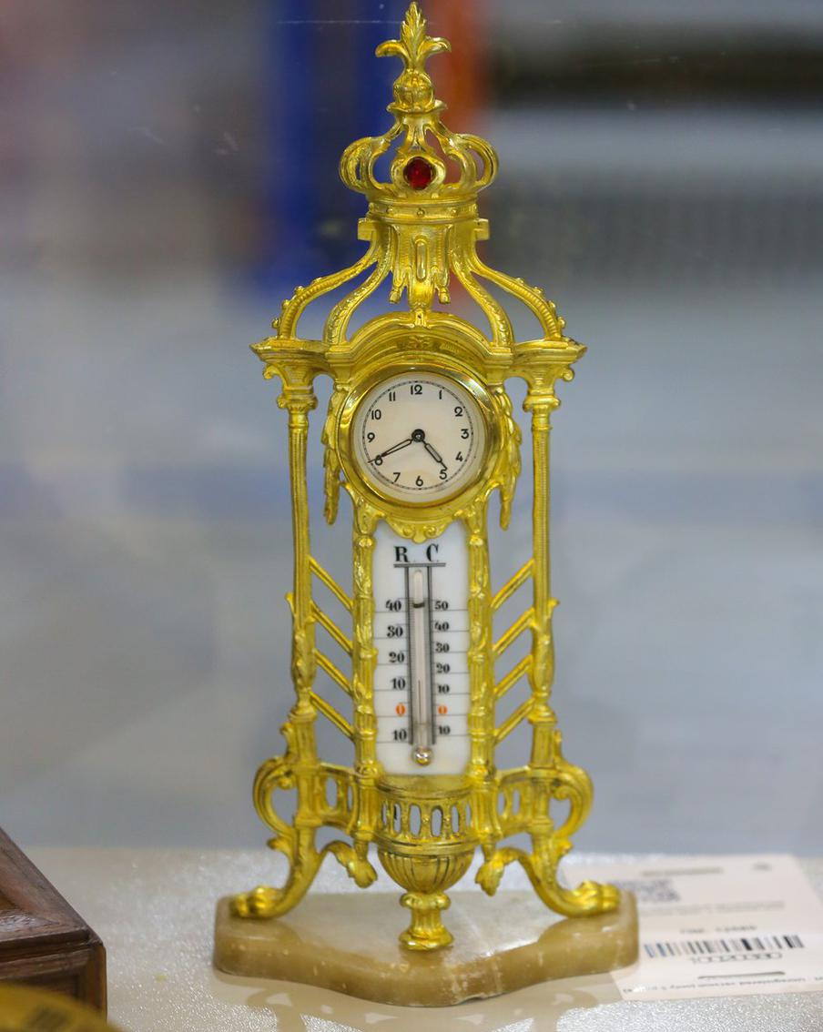 В фондах Политехнического музея хранится большое разнообразие солнечных часов, впрочем, в России им предпочитали привычные нам башенные часы.