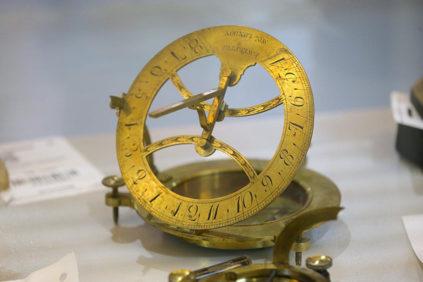 Россия не может похвастаться большим количеством солнечных дней, но наши умельцы всё равно мастерили солнечные часы.