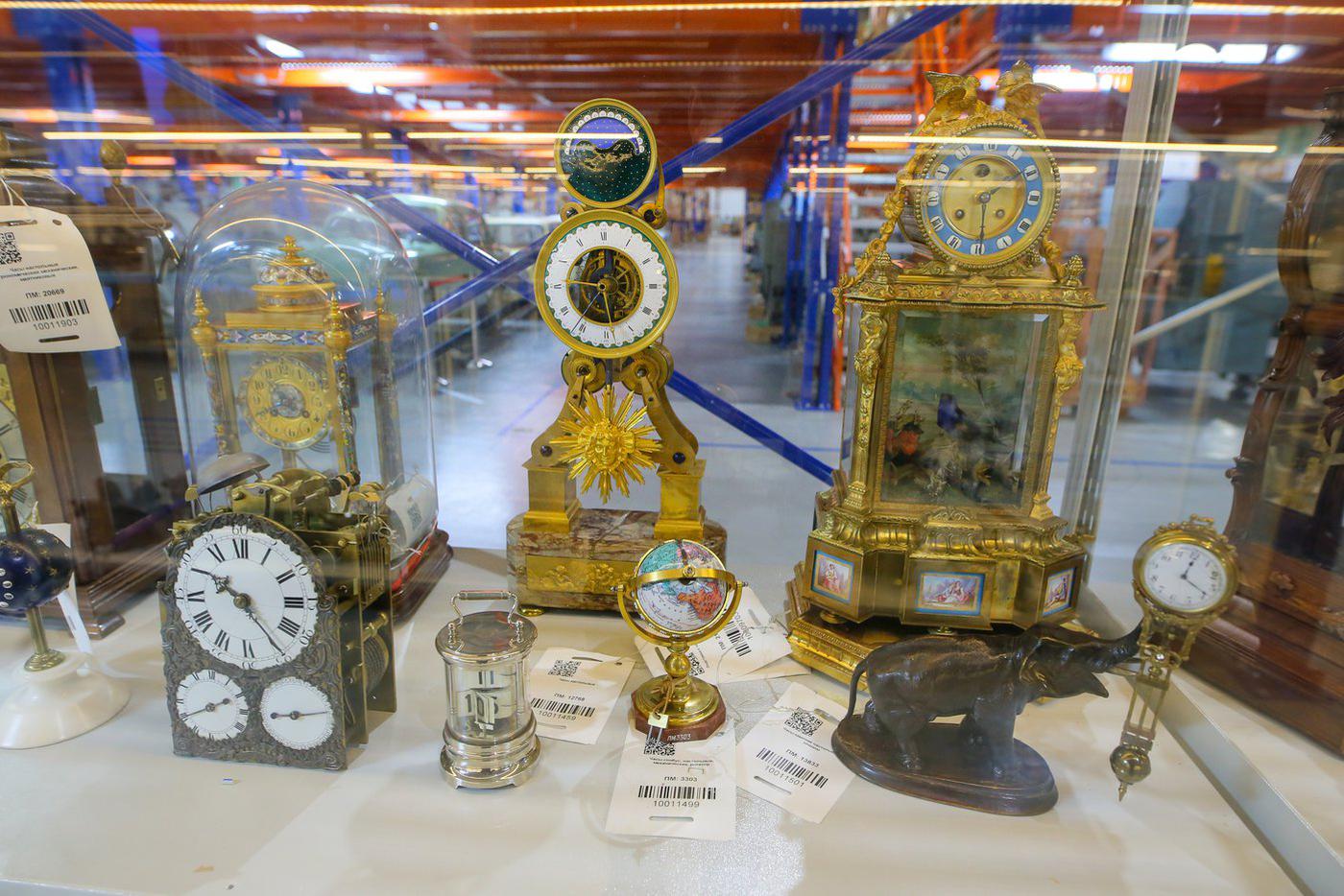 В фондах Политеха хранится немало роскошных часов из знатных домов Москвы, но сотрудников они интересуют только с точки зрения механизма.