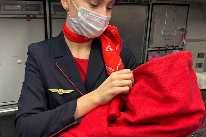 В январе на борту самолёта "Уральских авиалиний" родился ребёнок. Metro разбиралось, как авиакомпании относятся к беременным