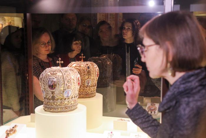 Кувшин Сасанидов и флакон в виде головы. Золотые предметы роскоши достали из запасников