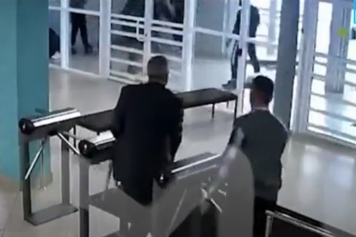 Челябинские старшеклассники прямо в школе устроили массовую драку с молотками