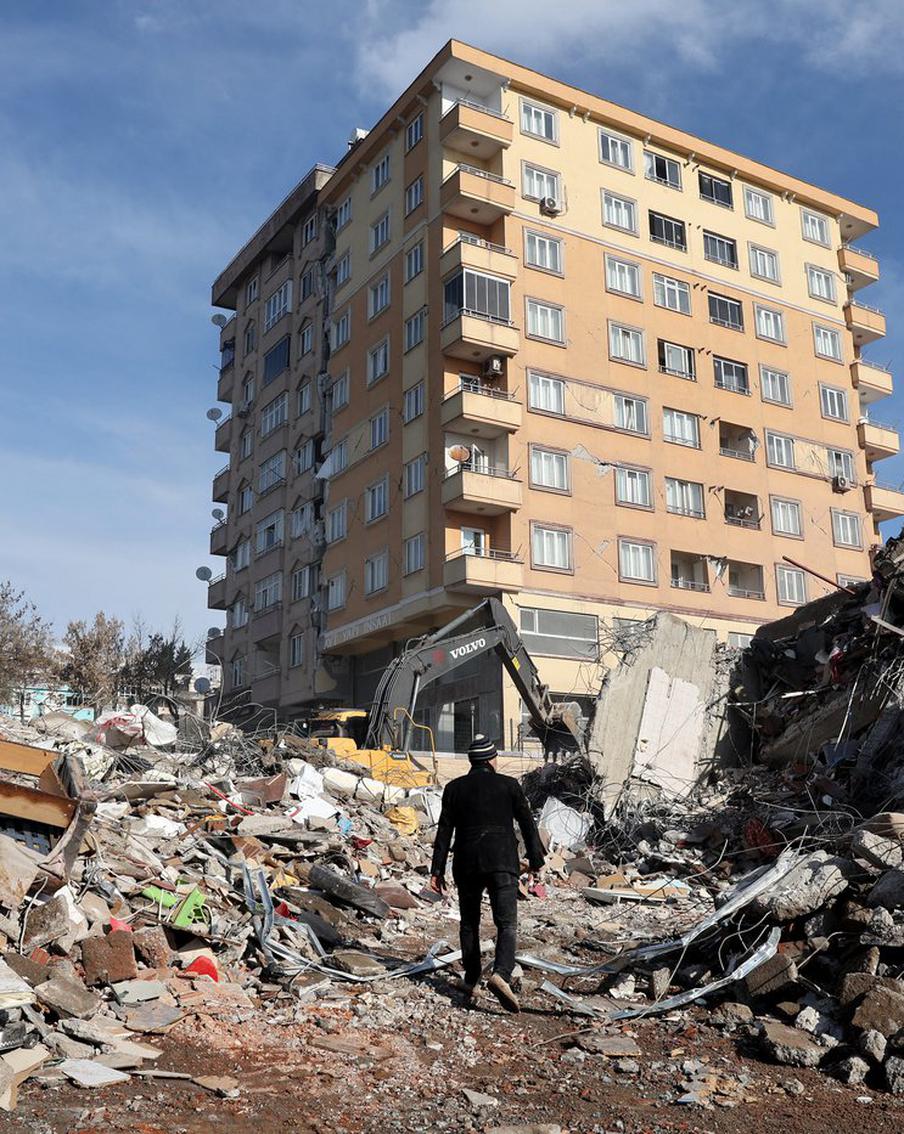 Достают из руин и поят из крышечки, пока тайком вытирают слёзы. Как спасают пострадавших после землетрясения в Турции и Сирии