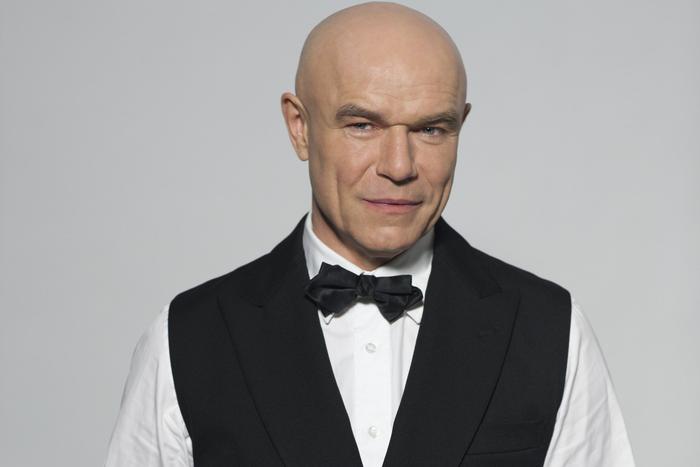 "Славянские танцы, раз, два, три, четыре". Поговорили с Сергеем Мазаевым, отталкиваясь от цитат из его песен