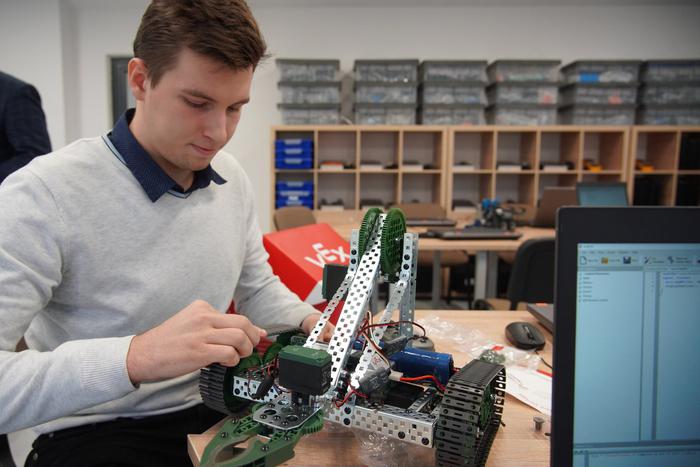 В школах Москвы развивается предпрофессиональное образование. В 10-11-х классах ученики получат нужные для будущей профессии навыки