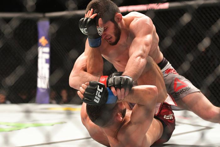 Россиянин Ислам Махачев победил австралийца Александра Волкановски в турнире UFC 284